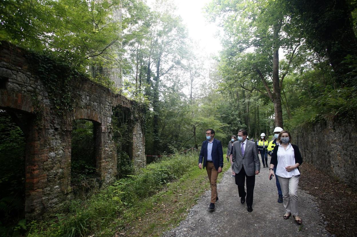 Javier Cuesta, Alfredo Canteli y María José Corral, durante la visita al bosque El Fulminato. 