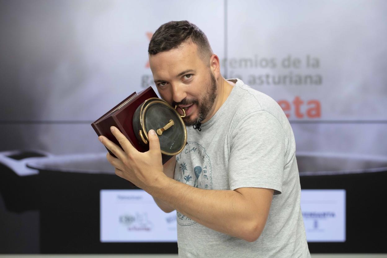 El cocinero Elio Fernández celebra su Caldereta. 