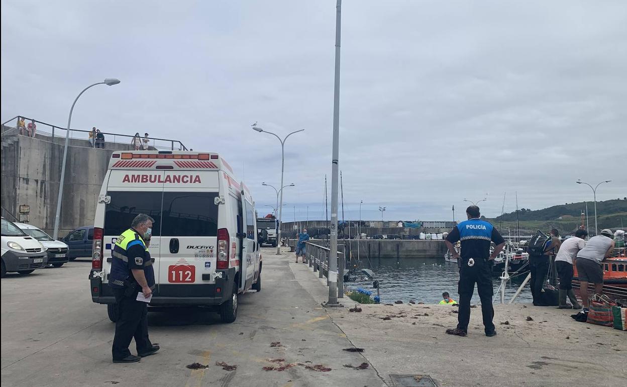 La ambulancia, en el puerto de Llanes. 