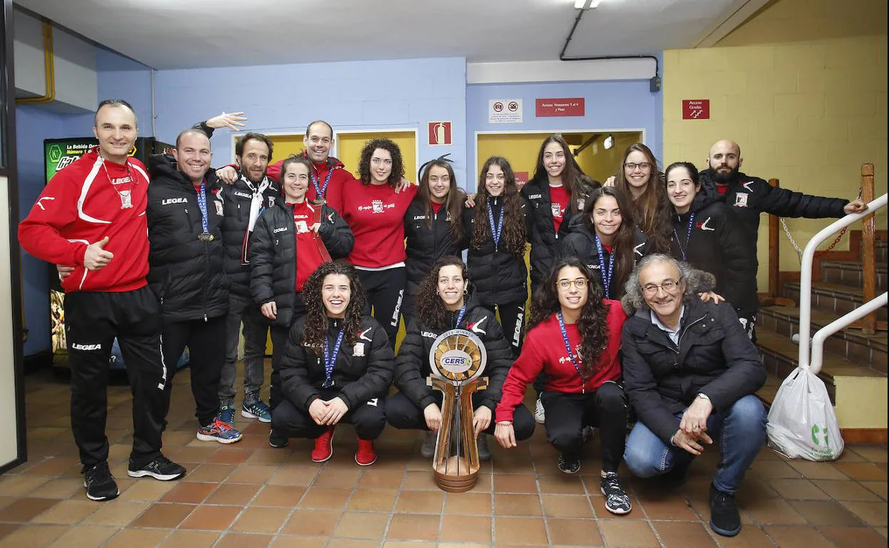 Las jugadoras del Hostelcur a su llegada a Gijón con la medalla de Oro tras ganar la Copa de Europa de hockey en 2018.