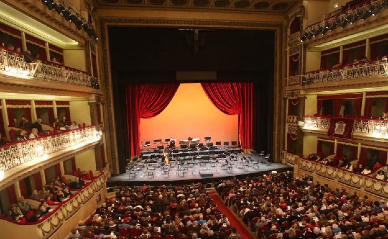 El TSJA ratifica la relación laboral de Fundación Ópera y 76 miembros del coro