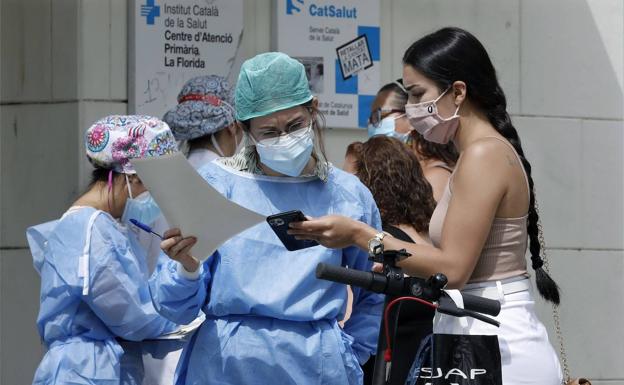 Una enfermera habla con una paciente en un Centro de Atención Primaria de L'Hospitalet (Barcelona) / El Gobierno aragonés ordena sacrificar 92.700 visones por COVID-19.