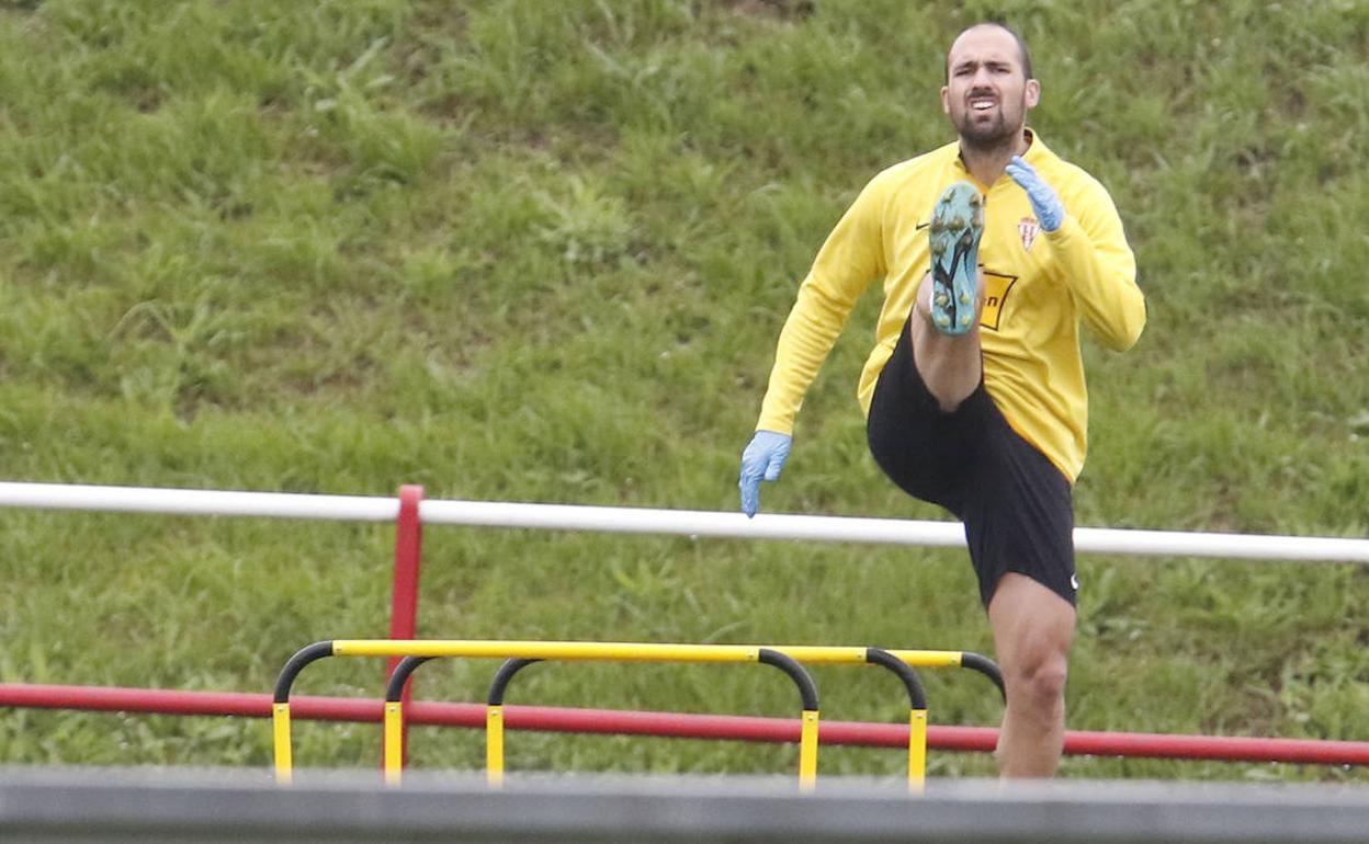 Unai Medina, en un entrenamiento del Sporting.