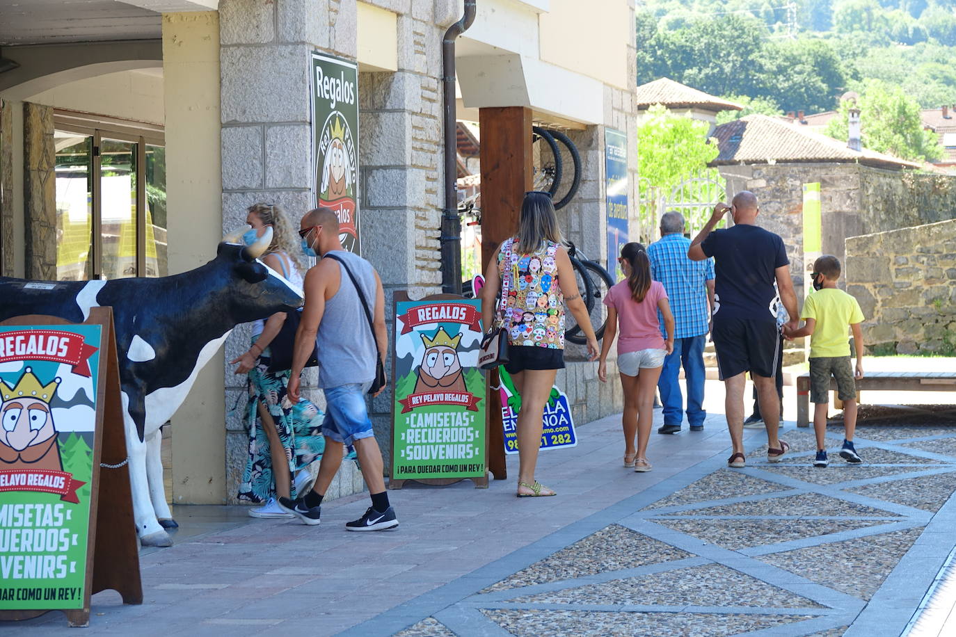 Un fin de semana de cielos despejados, sol y buenas temperaturas. Asturianos y visitantes siguen disfrutando del buen tiempo con el que julio ha atravesado su ecuador y que está propiciando llenos en playas, paseos, rios y sendas