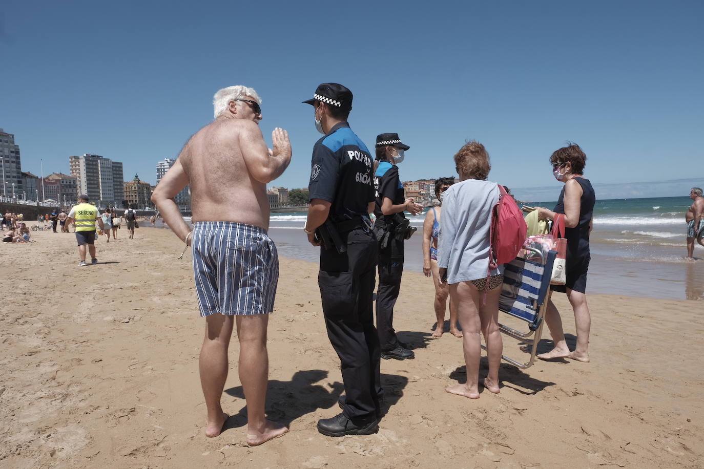 Un fin de semana de cielos despejados, sol y buenas temperaturas. Asturianos y visitantes siguen disfrutando del buen tiempo con el que julio ha atravesado su ecuador y que está propiciando llenos en playas, paseos, rios y sendas