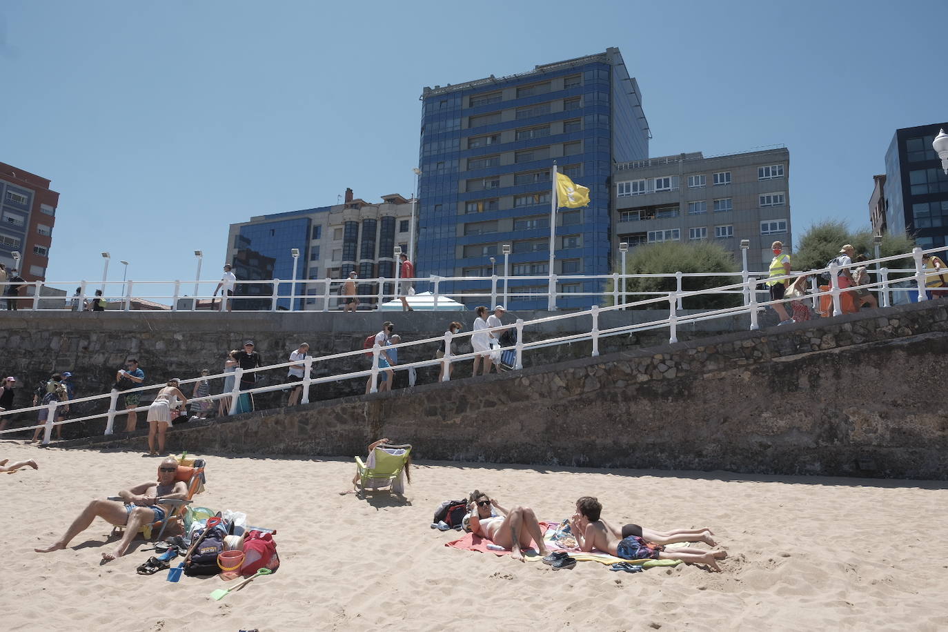 Un fin de semana de cielos despejados, sol y buenas temperaturas. Asturianos y visitantes siguen disfrutando del buen tiempo con el que julio ha atravesado su ecuador y que está propiciando llenos en playas, paseos, rios y sendas