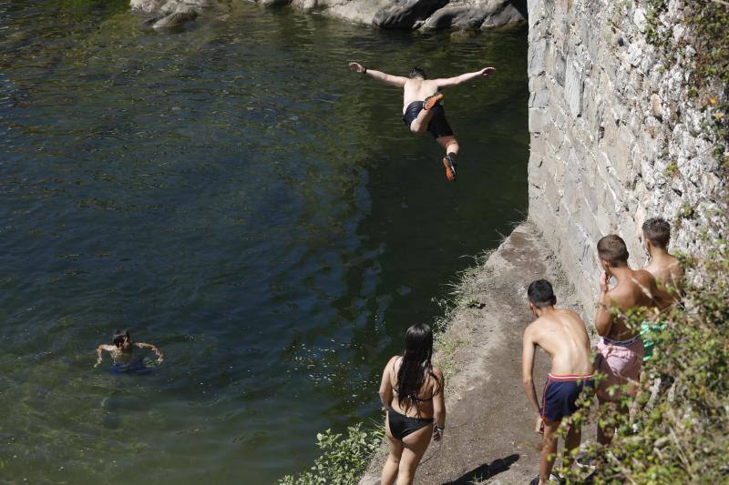 Un fin de semana de cielos despejados, sol y buenas temperaturas. Asturianos y visitantes siguen disfrutando del buen tiempo con el que julio ha atravesado su ecuador y que está propiciando llenos en playas, paseos, rios y sendas