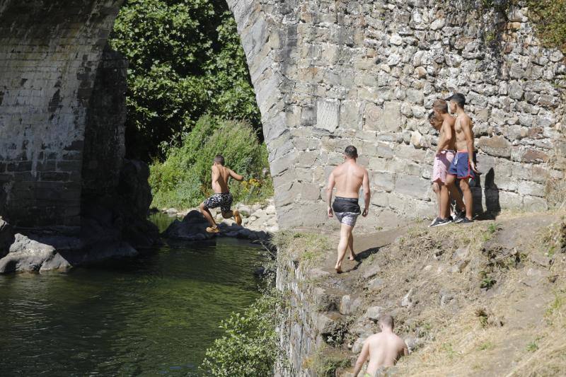 Un fin de semana de cielos despejados, sol y buenas temperaturas. Asturianos y visitantes siguen disfrutando del buen tiempo con el que julio ha atravesado su ecuador y que está propiciando llenos en playas, paseos, rios y sendas