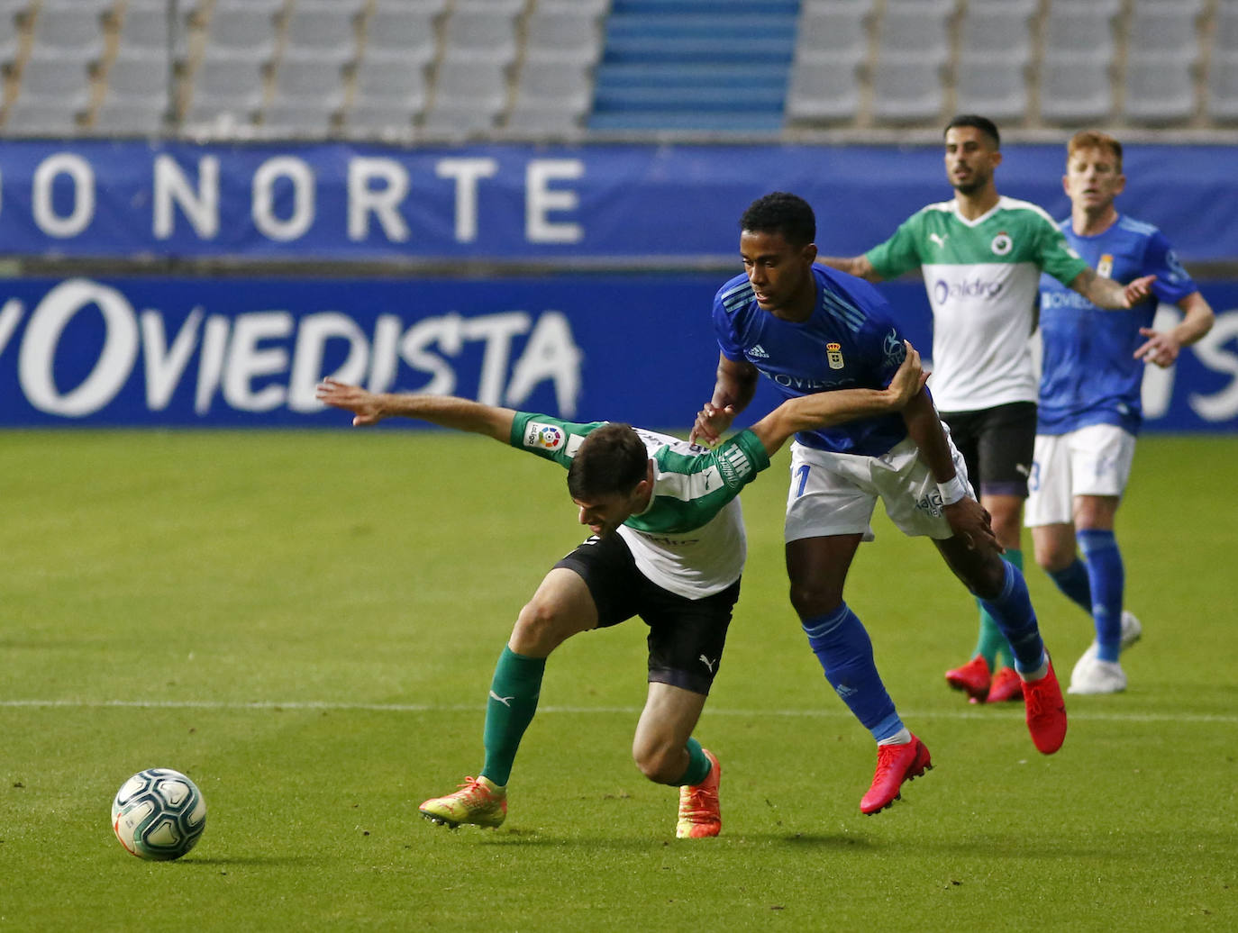 El Real Oviedo se ha garantizado la permanencia en Segunda División parla próxima temporada a falta de una jornada para finalizar la liga. Los azules han vencido al Racing de Santander en el Carlos Tartiere gracias al gol de Obeng. 