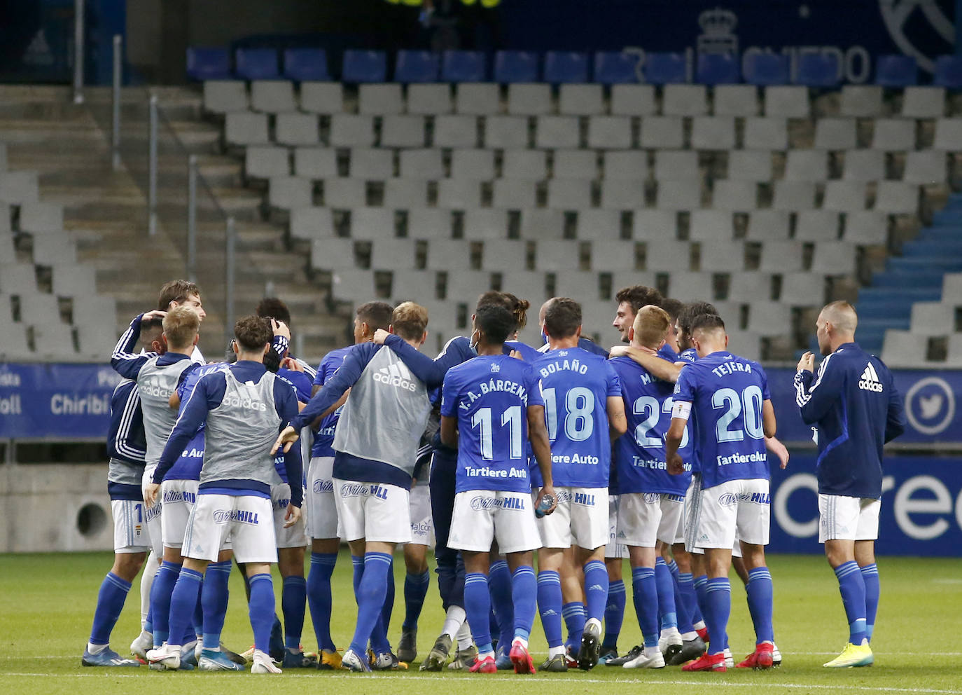 El Real Oviedo se ha garantizado la permanencia en Segunda División parla próxima temporada a falta de una jornada para finalizar la liga. Los azules han vencido al Racing de Santander en el Carlos Tartiere gracias al gol de Obeng. 