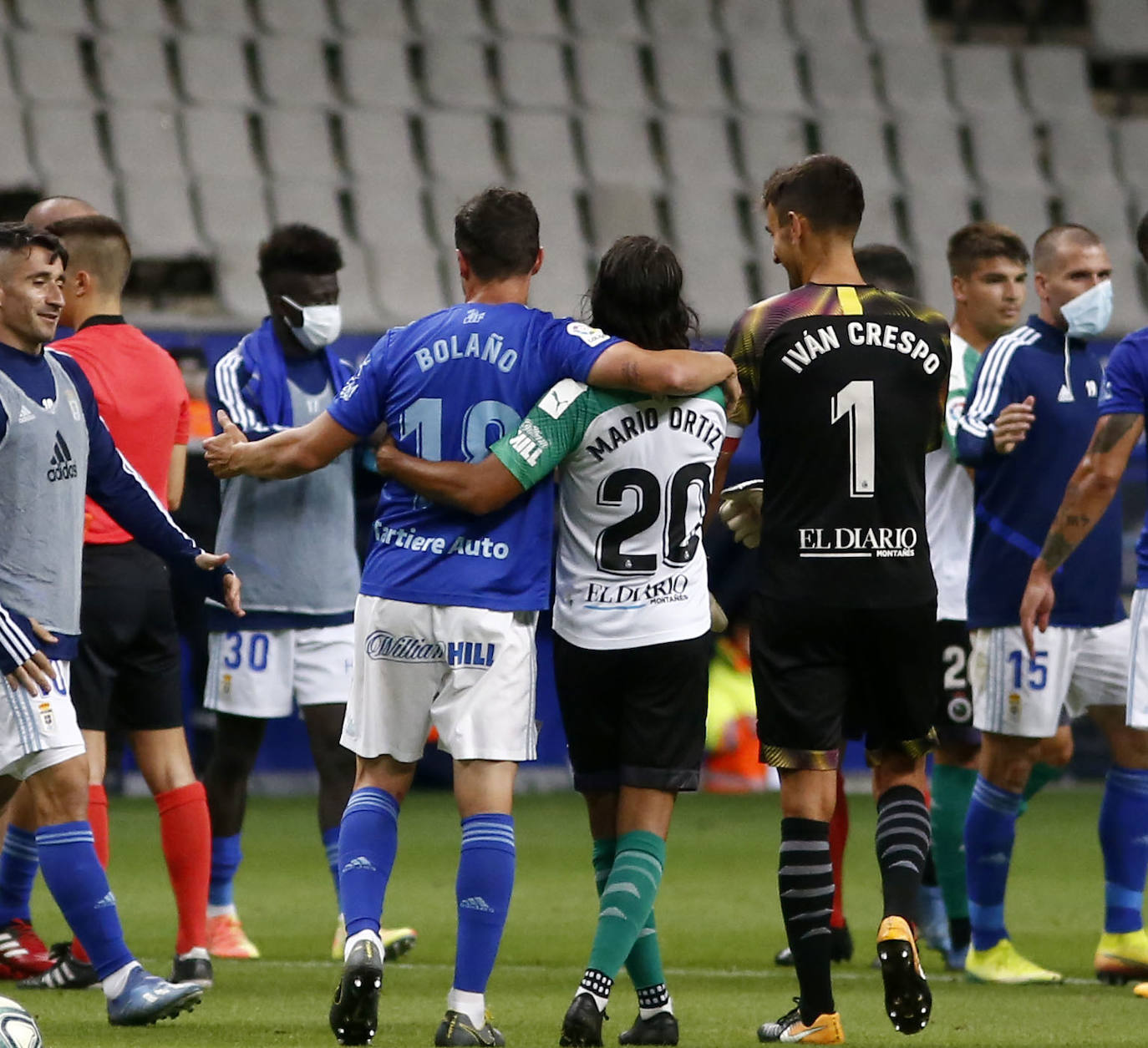 El Real Oviedo se ha garantizado la permanencia en Segunda División parla próxima temporada a falta de una jornada para finalizar la liga. Los azules han vencido al Racing de Santander en el Carlos Tartiere gracias al gol de Obeng. 