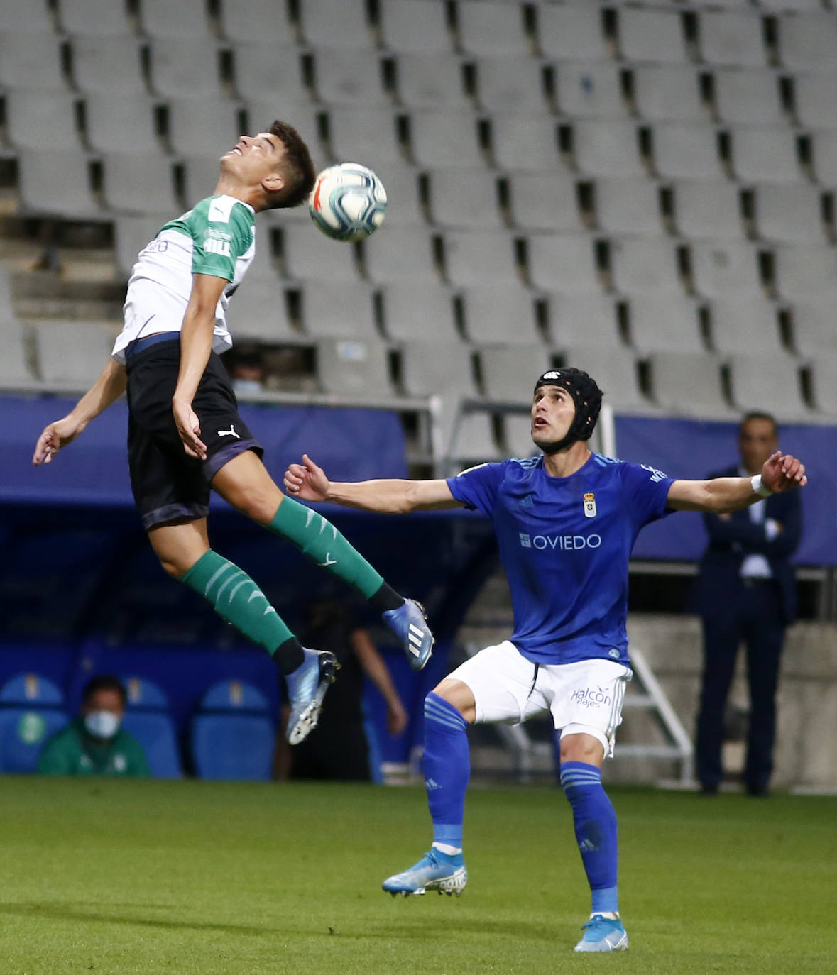 El Real Oviedo se ha garantizado la permanencia en Segunda División parla próxima temporada a falta de una jornada para finalizar la liga. Los azules han vencido al Racing de Santander en el Carlos Tartiere gracias al gol de Obeng. 