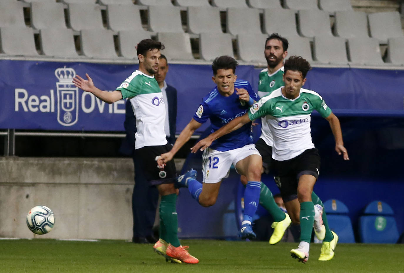 El Real Oviedo se ha garantizado la permanencia en Segunda División parla próxima temporada a falta de una jornada para finalizar la liga. Los azules han vencido al Racing de Santander en el Carlos Tartiere gracias al gol de Obeng. 
