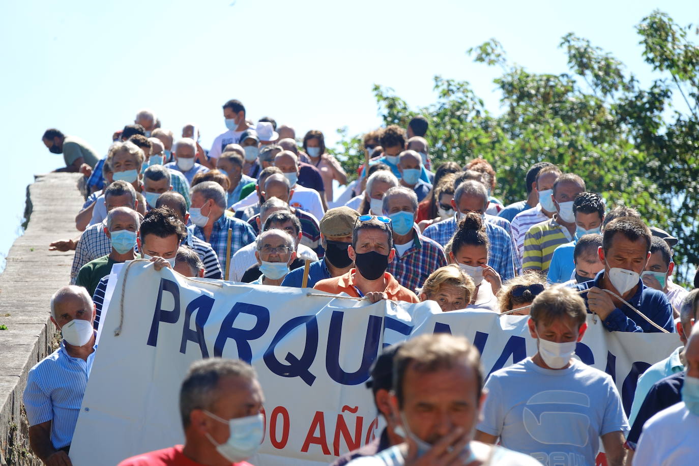 Cerca de 300 ganaderos salen a la calle en Cangas de Onís ante el importante repunte de los ataques que sus animales llevan sufriendo desde junio. 