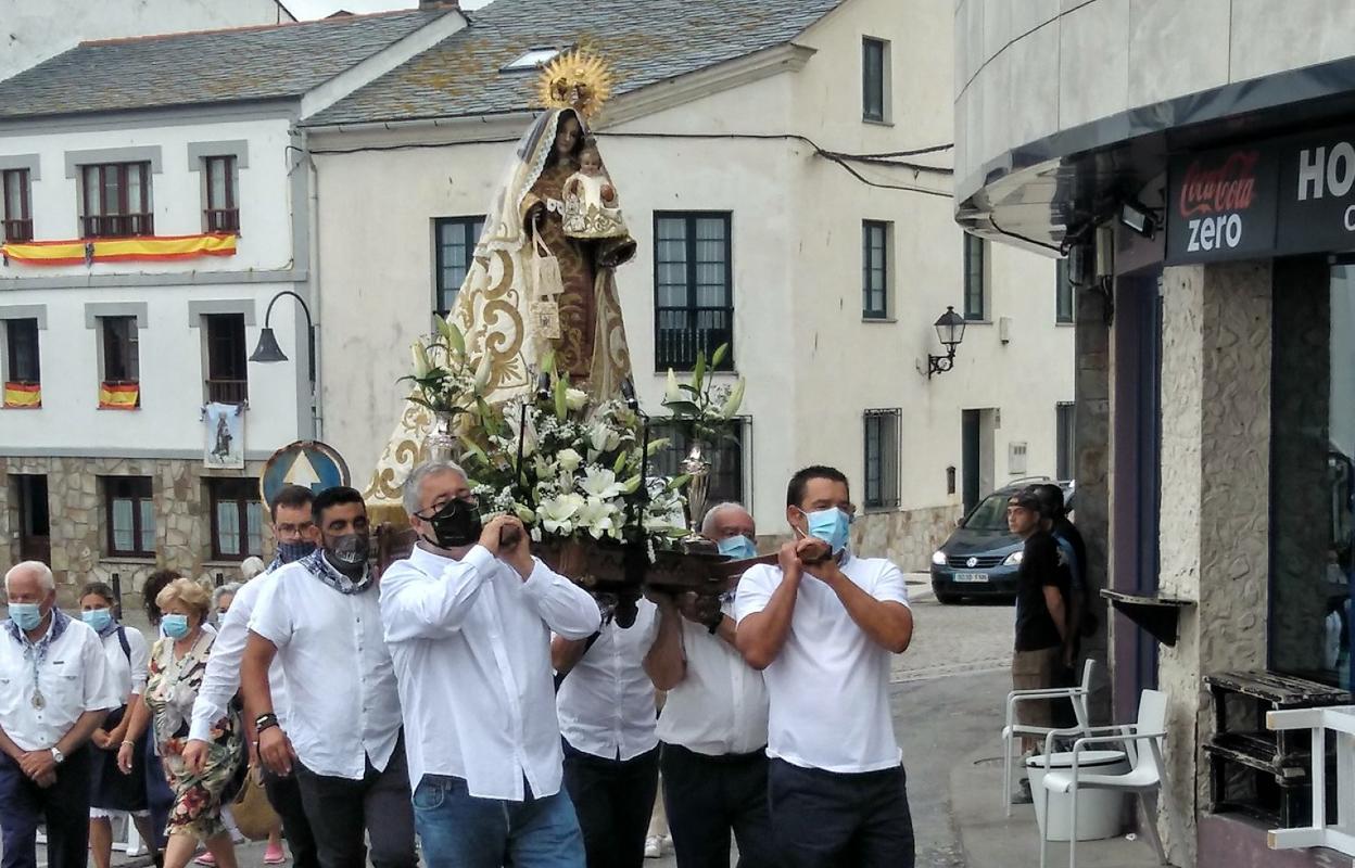 La Virgen del Carmen sale en Tapia