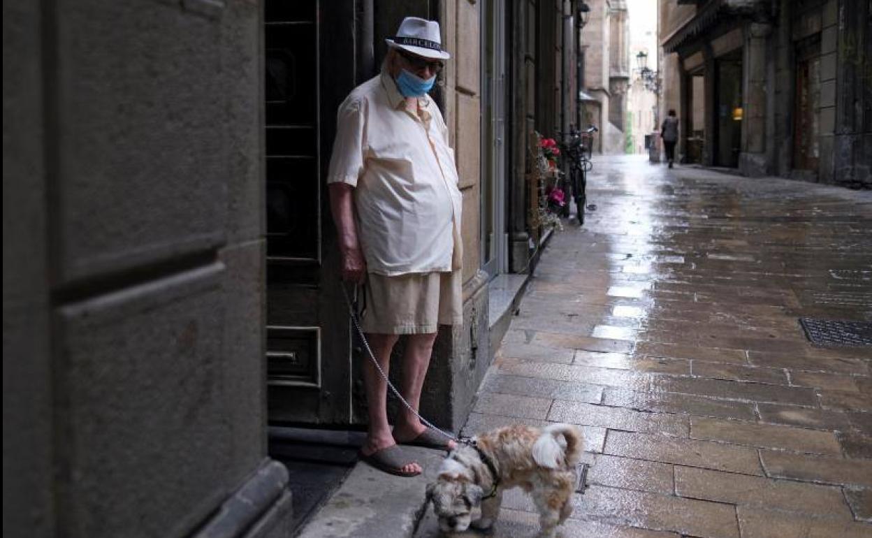 Un vecino de Barcelona, respetando la obligación de llevar mascarilla
