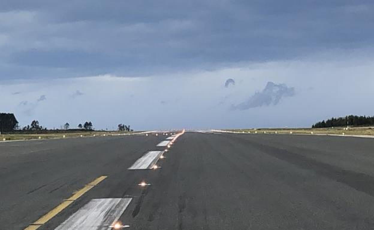 Pista de aterrizaje del aeropuerto de Asturias