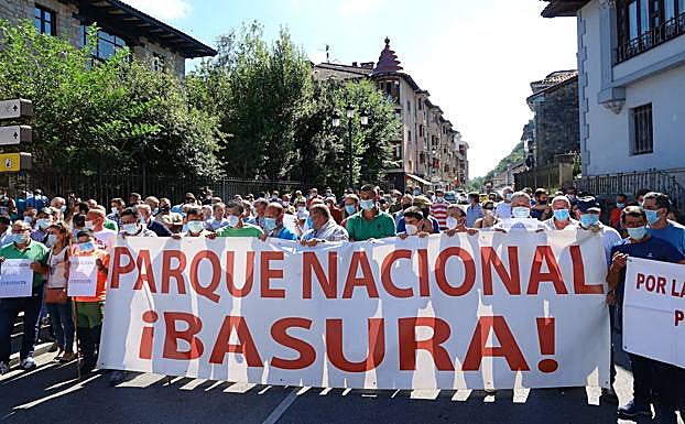 Ganaderos concentrados en Cangas de Onís.