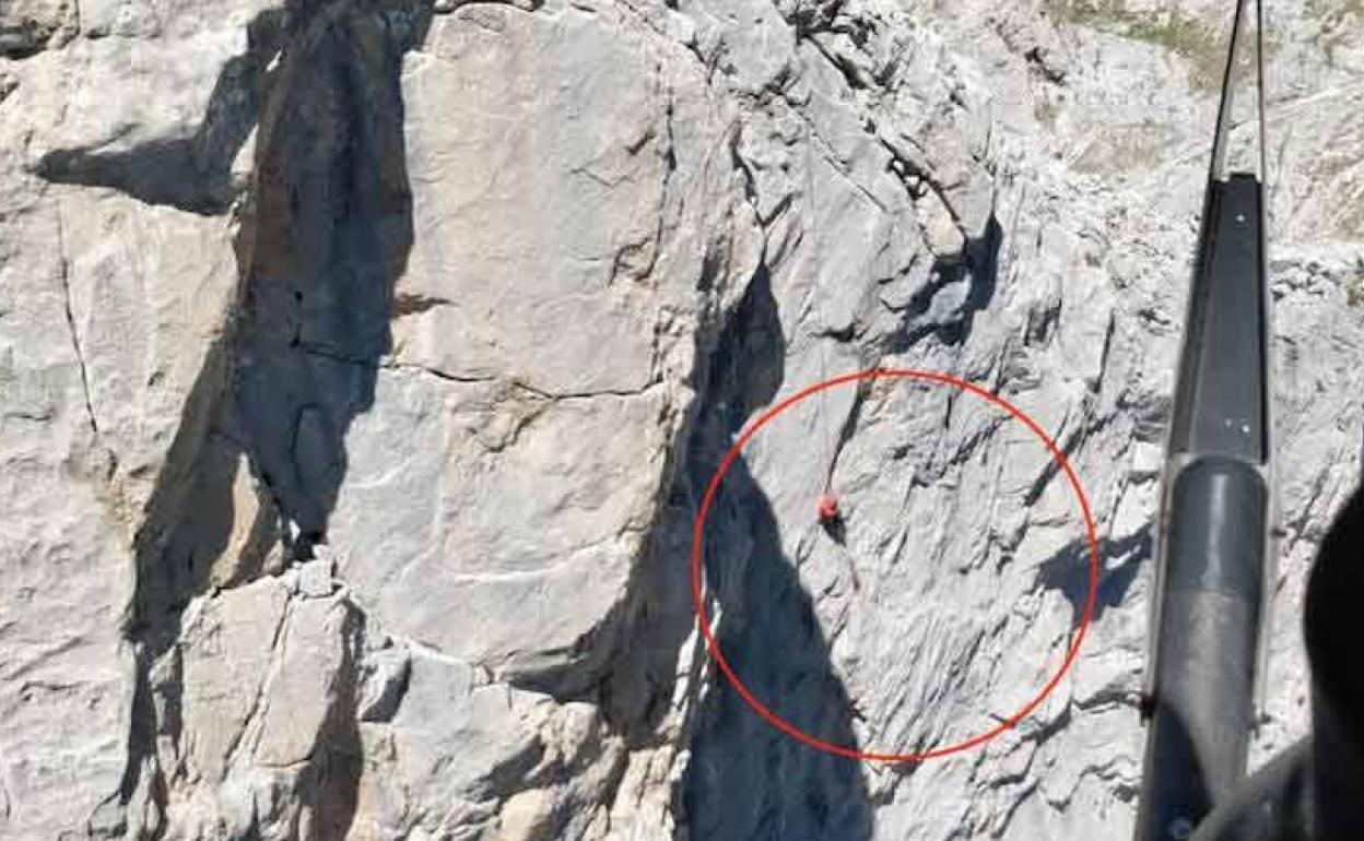 Punto en el que quedó colgado el escalador. 