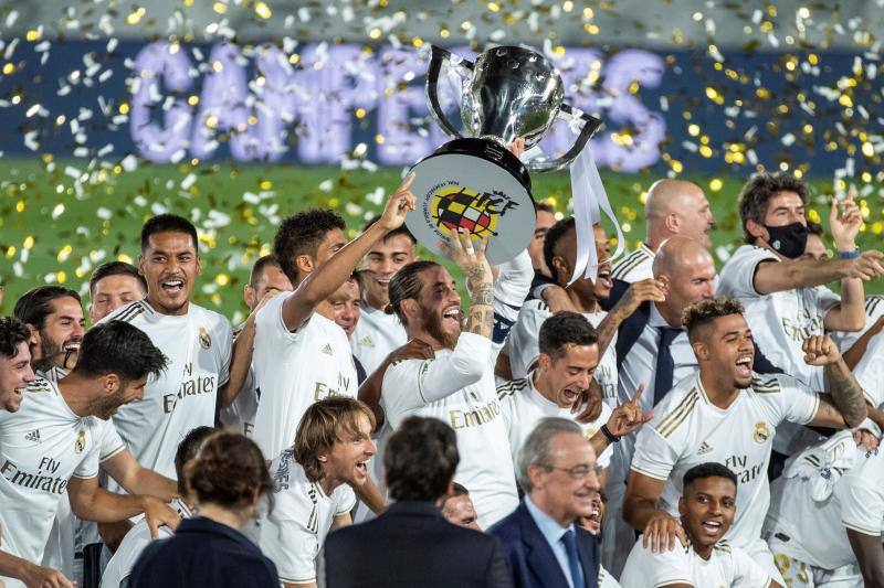 No hubo fiesta en Cibeles ni aficionados en el campo, pero los jugadores, entrenador y cuerpo técnico del Real Madrid celebró por todo lo alto el título liguero que conquistó anoche.