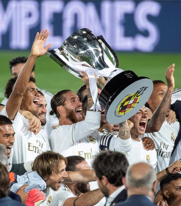 No hubo fiesta en Cibeles ni aficionados en el campo, pero los jugadores, entrenador y cuerpo técnico del Real Madrid celebró por todo lo alto el título liguero que conquistó anoche.