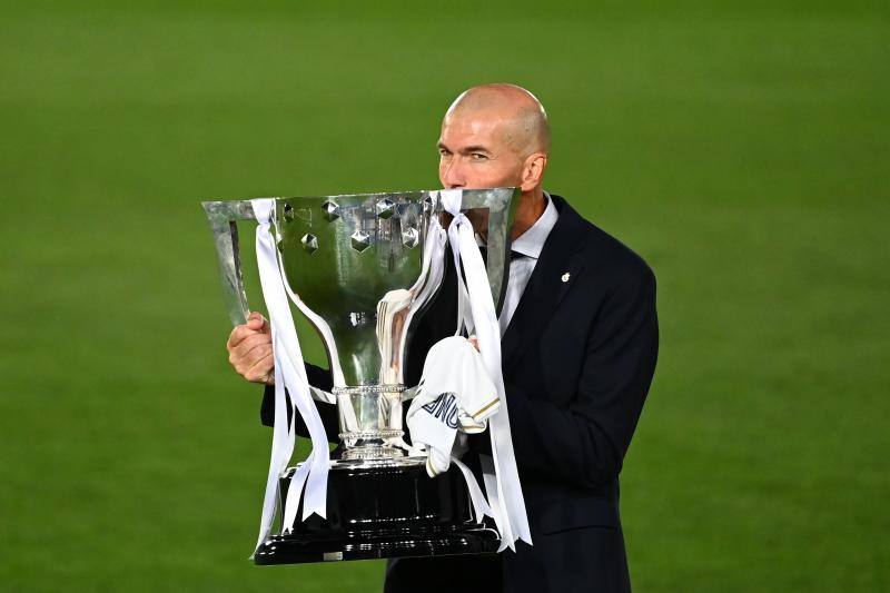 No hubo fiesta en Cibeles ni aficionados en el campo, pero los jugadores, entrenador y cuerpo técnico del Real Madrid celebró por todo lo alto el título liguero que conquistó anoche.