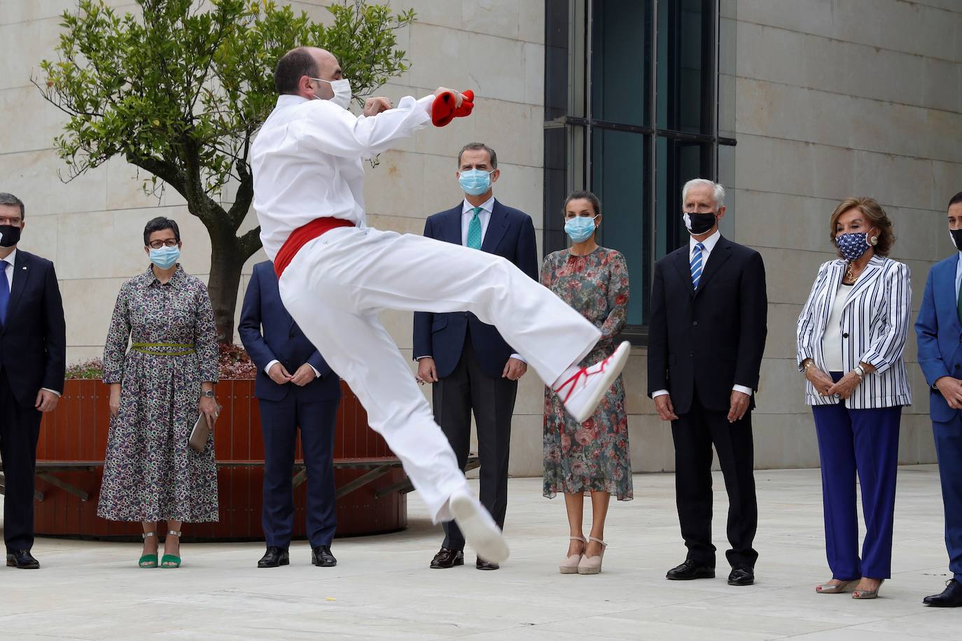 Don Felipe y doña Letizia iniciaron en Canarias su gira por todo el país tras el confinamiento. Después han viajado a Baleares, Andalucía, Castilla La-Macha, Comunidad Valenciana, a la Región de Murcia, Aragón, La Rioja, País Vasco. Los Reyes visitarán todas las comunidades autónomas de España con el objetivo de apoyar al turismo después de la pandemia. 