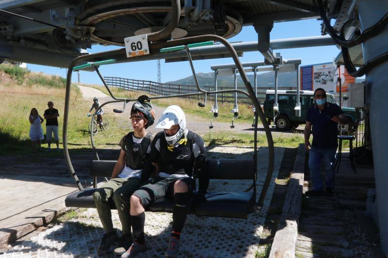 Situada a 2.000 metros de altitud, el restaurante se llenó este sábado de comensales que acudieron a degustar un menú de lo más asturiano: fabada o pote con callos de primero; 'pitu caleya' o caldereta de cordero, después; y para rematar, una tarta de arroz con leche casera. 