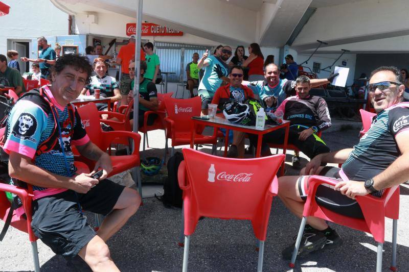 Situada a 2.000 metros de altitud, el restaurante se llenó este sábado de comensales que acudieron a degustar un menú de lo más asturiano: fabada o pote con callos de primero; 'pitu caleya' o caldereta de cordero, después; y para rematar, una tarta de arroz con leche casera. 