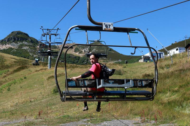 Situada a 2.000 metros de altitud, el restaurante se llenó este sábado de comensales que acudieron a degustar un menú de lo más asturiano: fabada o pote con callos de primero; 'pitu caleya' o caldereta de cordero, después; y para rematar, una tarta de arroz con leche casera. 