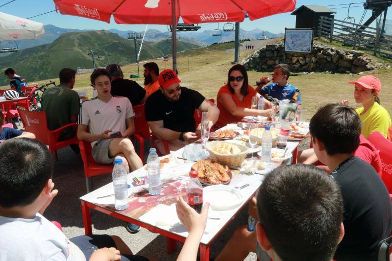 Situada a 2.000 metros de altitud, el restaurante se llenó este sábado de comensales que acudieron a degustar un menú de lo más asturiano: fabada o pote con callos de primero; 'pitu caleya' o caldereta de cordero, después; y para rematar, una tarta de arroz con leche casera. 
