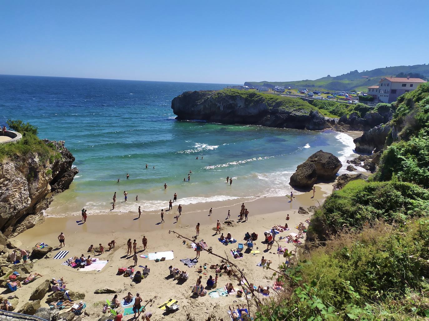 La región registra temperaturas que rozan los 30 grados en el interior mientras que en la costa se sobrepasan los 25 en muchos puntos. 