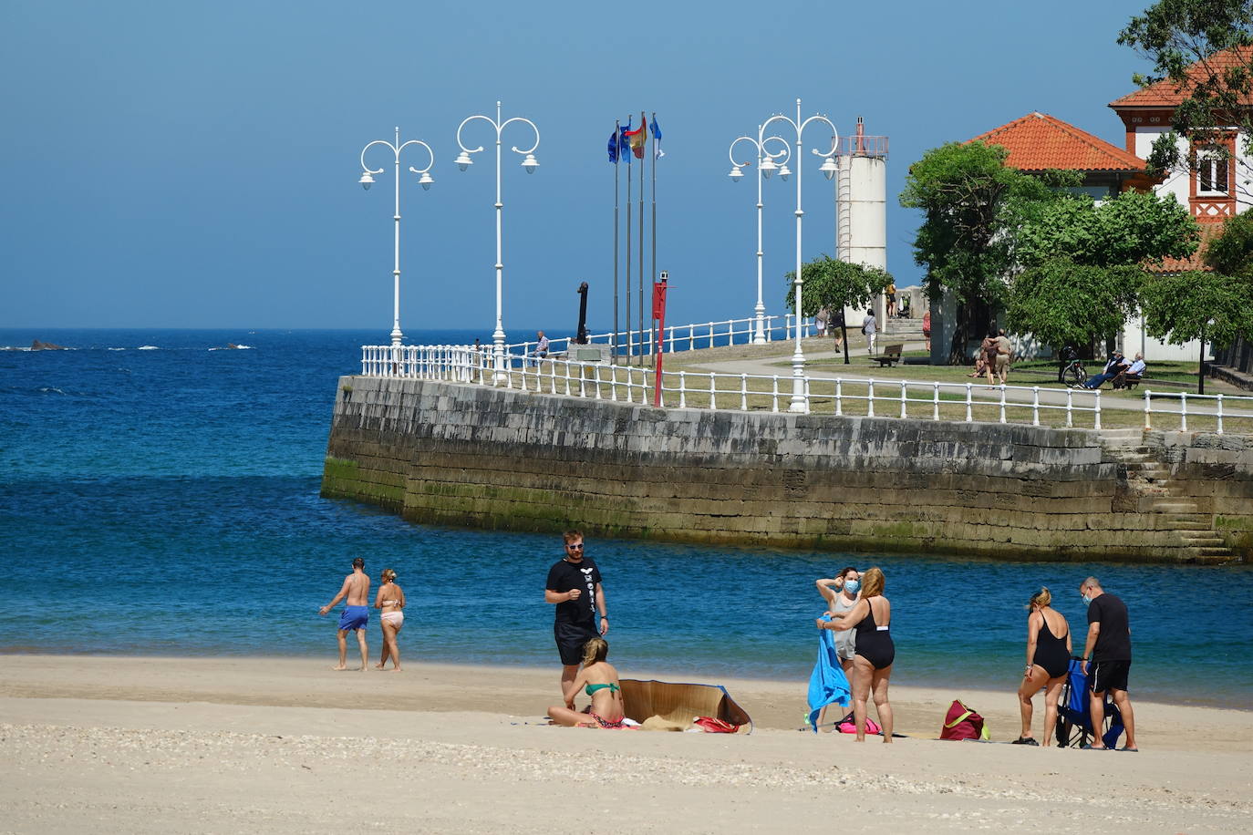 La región registra temperaturas que rozan los 30 grados en el interior mientras que en la costa se sobrepasan los 25 en muchos puntos. 