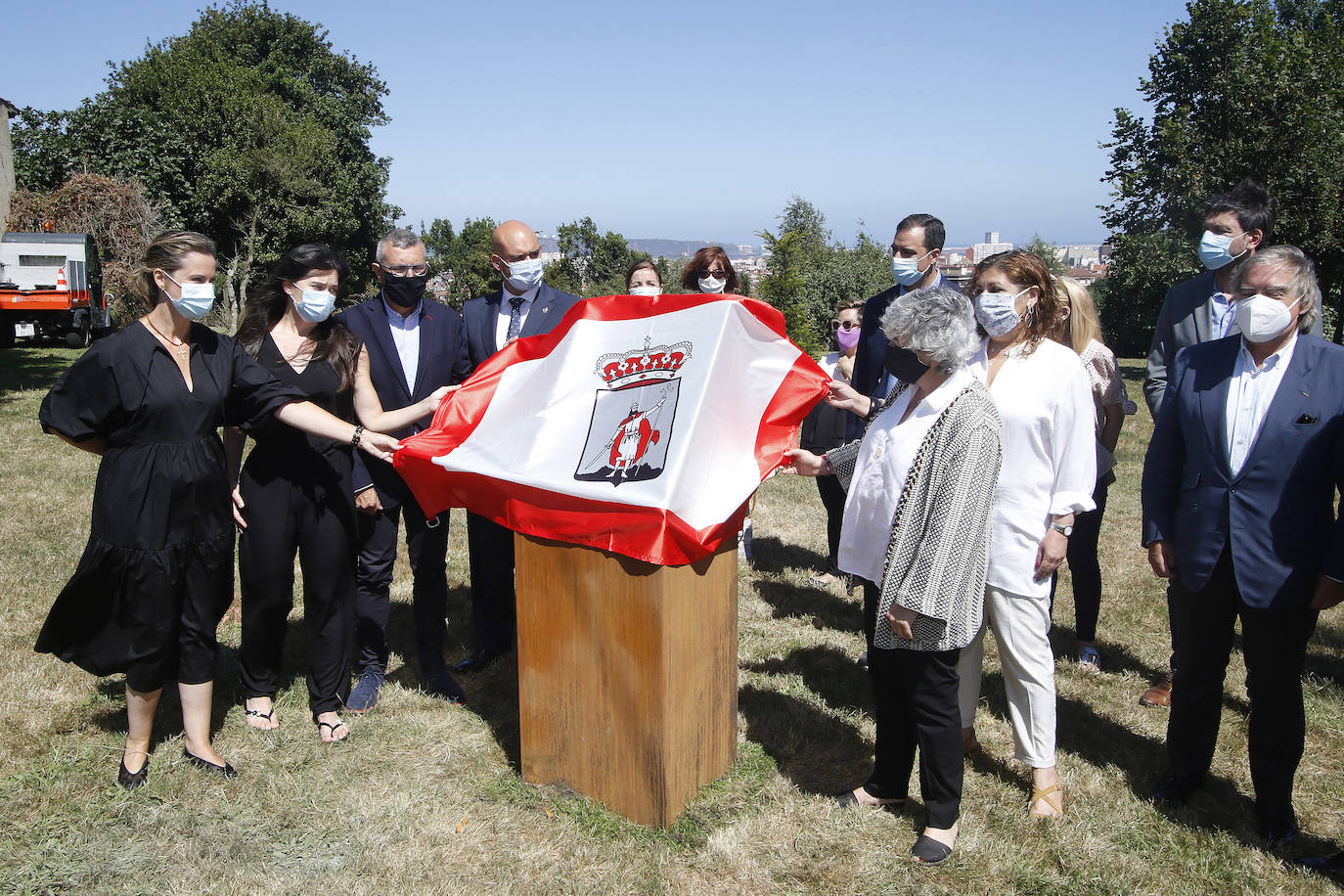 El árbol, plantado por la alcaldesa, también reconoce la labor de aquellos profesionales que trabajaron durante los momentos más duros de la pandemia. 