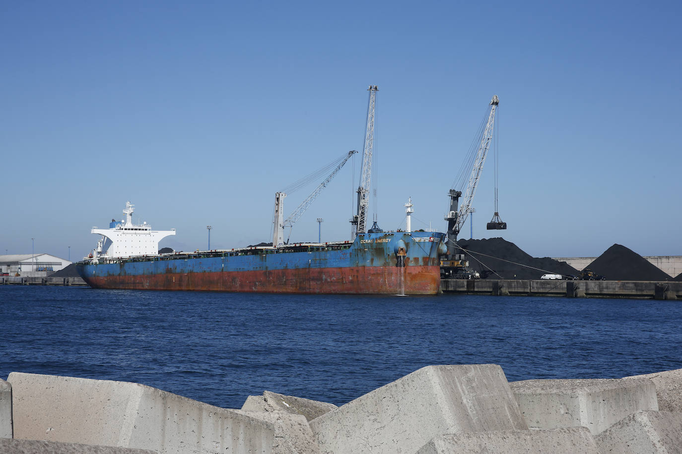 Un barco con destino a Vietnam ha cargado esta mañana más de 100.000 toneladas de carbón en El Musel. La operación ha contado con la participación de Marítima del Principado.