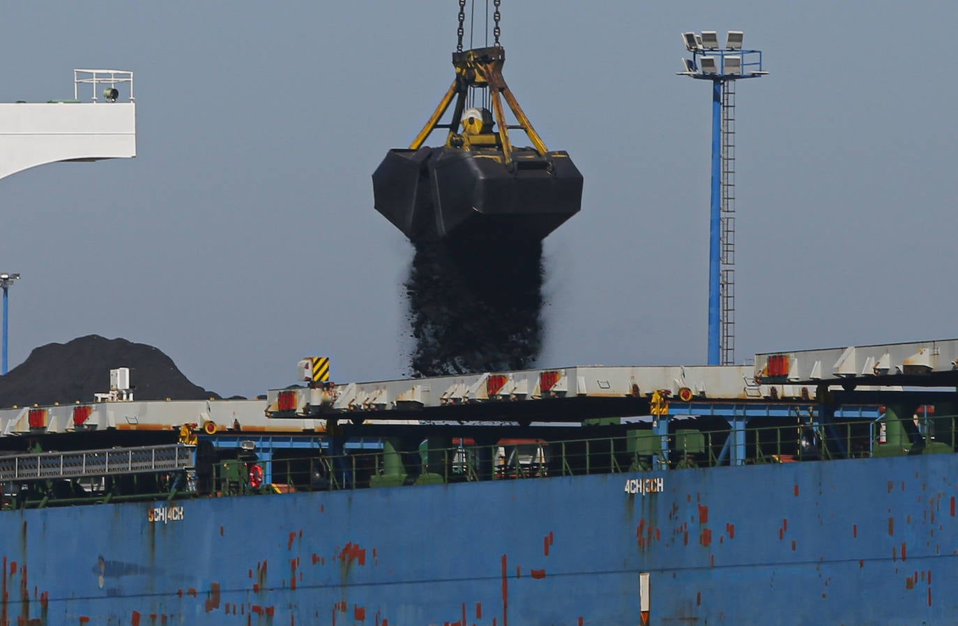 Un barco con destino a Vietnam ha cargado esta mañana más de 100.000 toneladas de carbón en El Musel. La operación ha contado con la participación de Marítima del Principado.