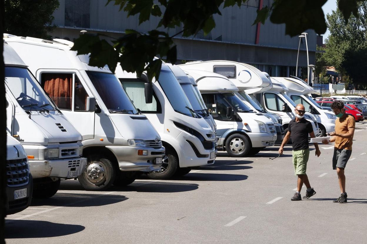 Autocaravanas estacionadas ayer en una de las zonas de aparcamiento de El Molinón. 