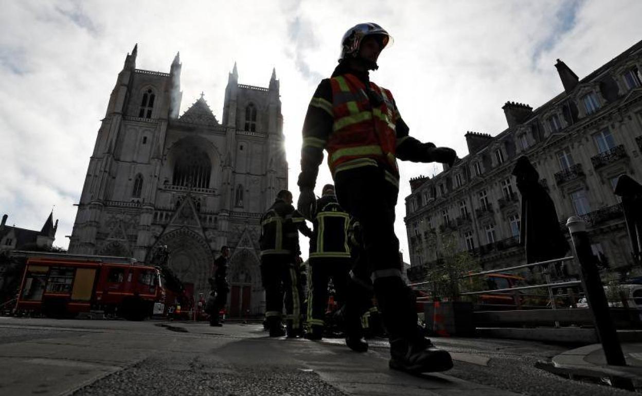 Detectados tres focos en el incendio de la catedral de Nantes