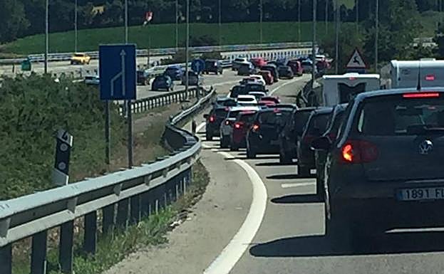 Retenciones en la A-8 en Villaviciosa.