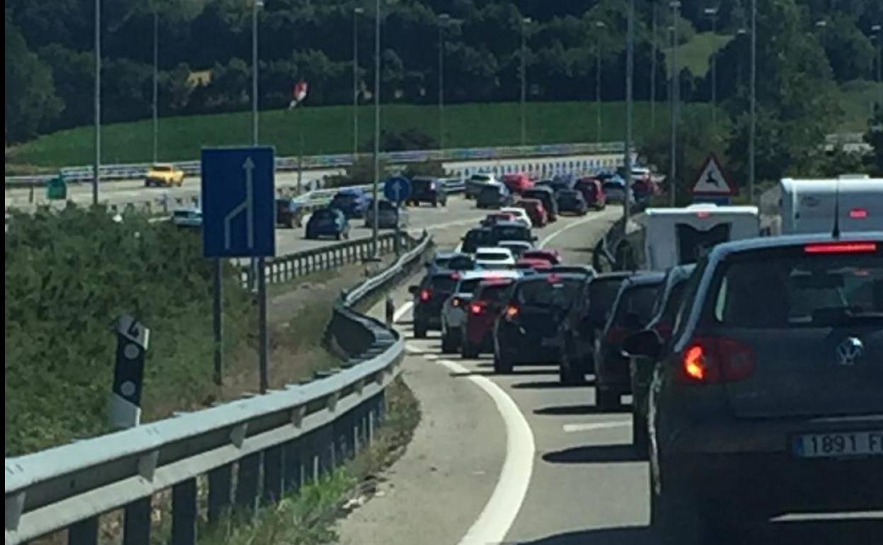 Retenciones en la autovía del Cantábrico.