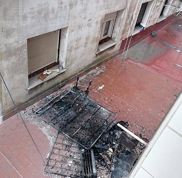 Daños provocados por el incendio de un piso de Tremañes.
