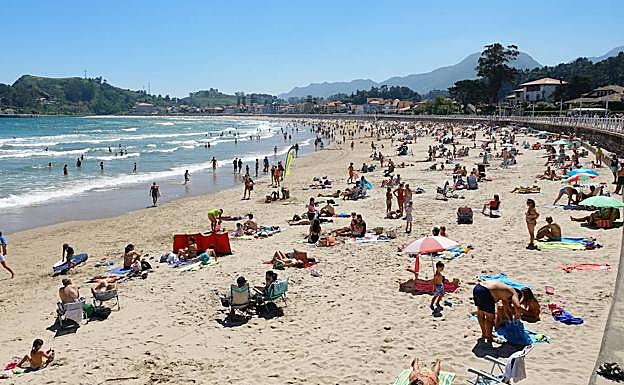 Bañistas en la playa de Ribadesella.