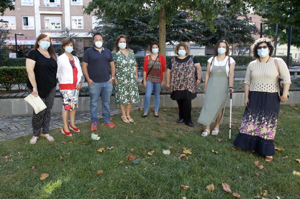 Por la izquierda, Ana María Aguirregoitia y Milagros Madiedo, secretaria y presidenta de la Asociación de Directivos de Secundaria; Óscar Hernández, profesor de Biología del IES Fernández Vallín; Yolanda López, directora del colegio Jovellanos; y Raquel Álvarez, Eva María Fernández, Alicia García y Pilar García, madres de la red pública. 