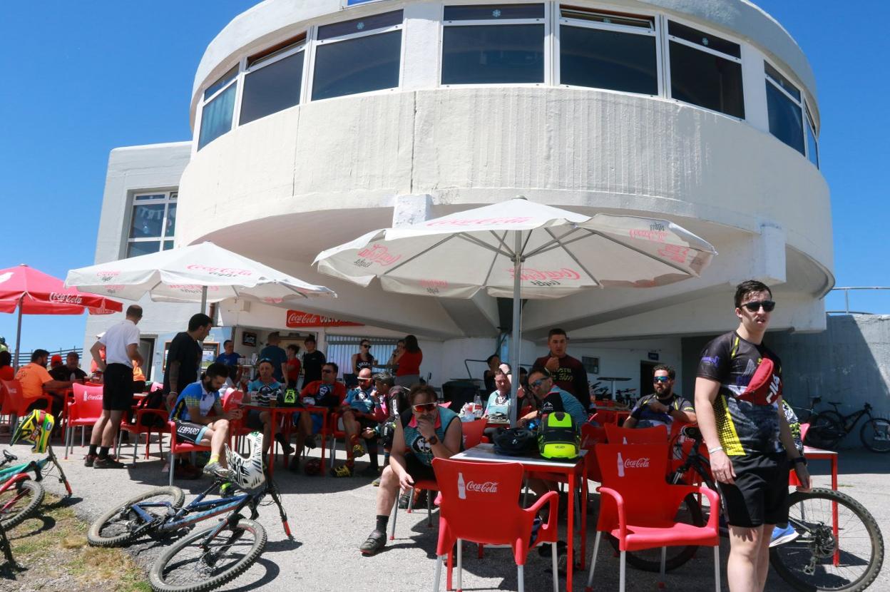 Deportistas y visitantes, ayer, en el exterior de la cafetería del Cuitu Negru, en Pajares. 