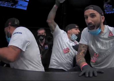 Imagen secundaria 1 - El equipo celebra la victoria de Joel, a la derecha, antes de la pelea.
