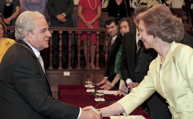 La reina Sofía felicita a Juan Marsé al recibir el Premio Cervantes.