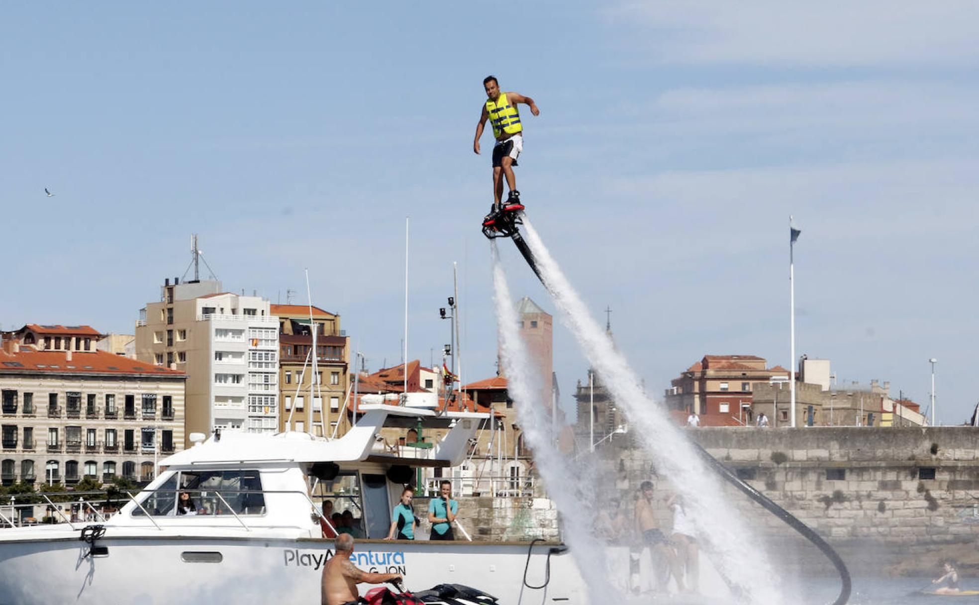 Disfrutando del 'flyboard' en el puerto deportivo de Gijón.
