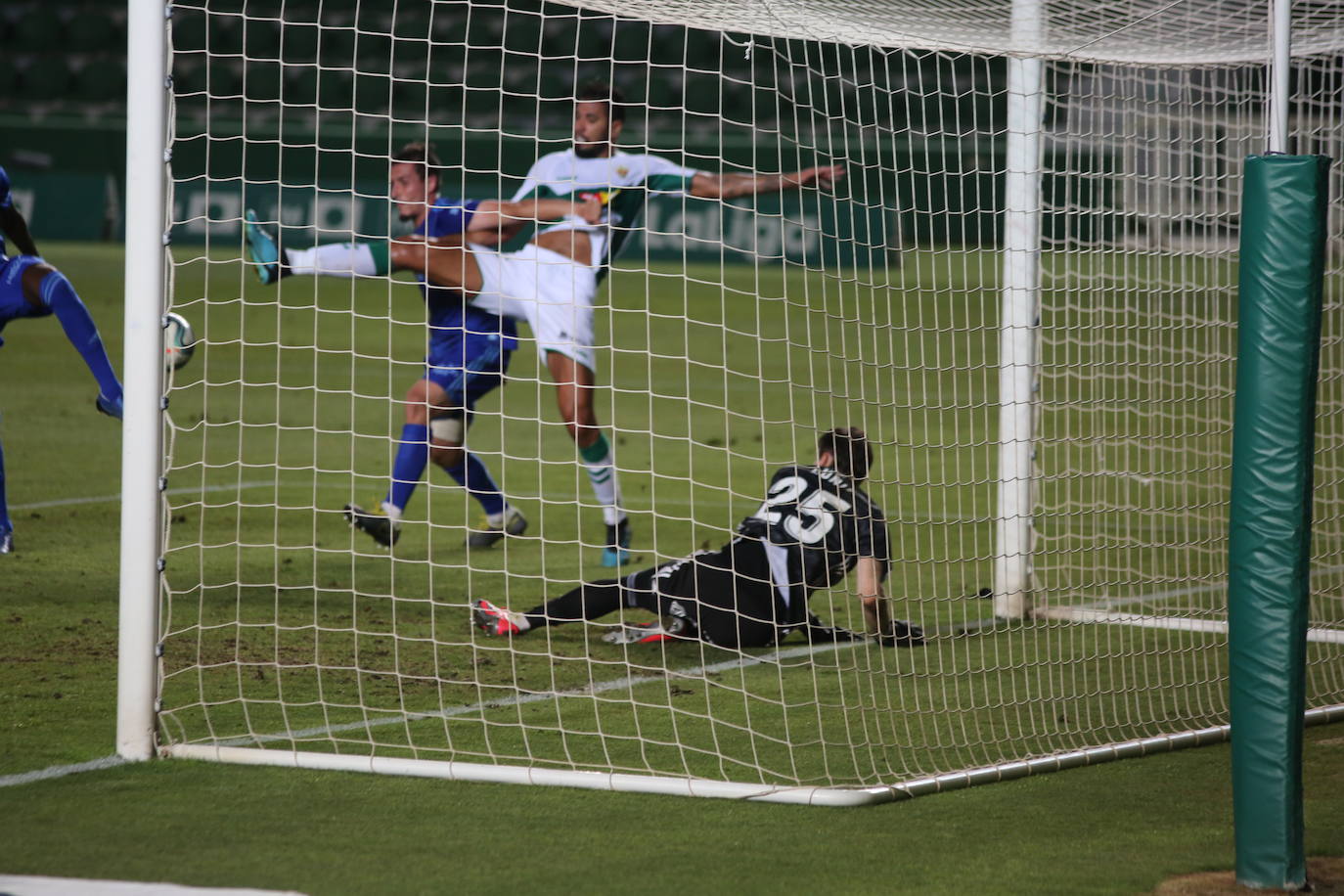 Los jugadores azules han disputado el último encuentro de la temporada en el estadio Martínez Valero. 