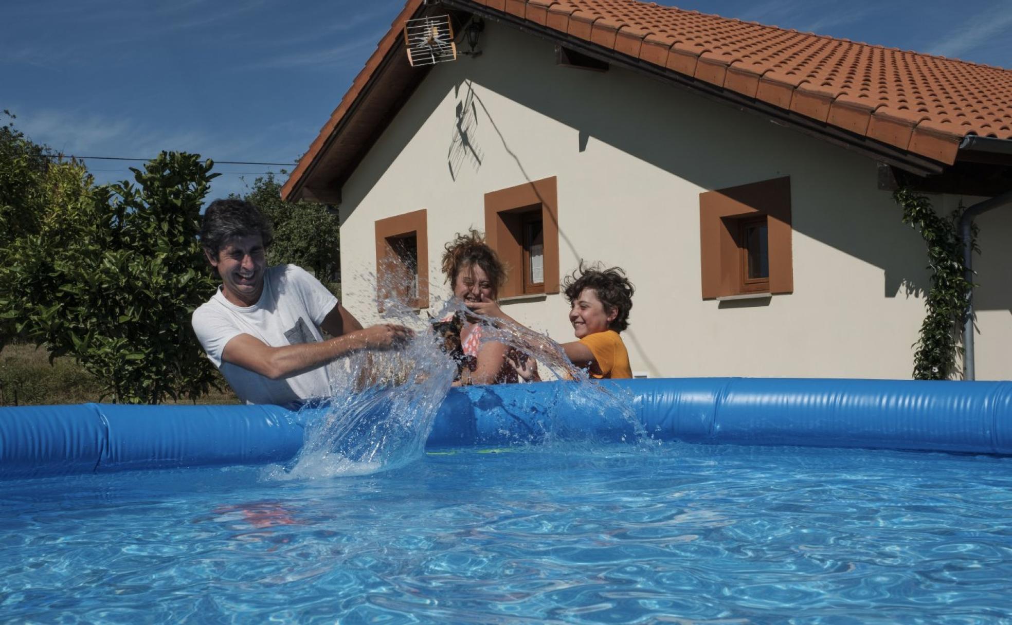 Al agua.David Casillas, Sonia Méndez y su hijo Borja, disfrutan de la piscina.