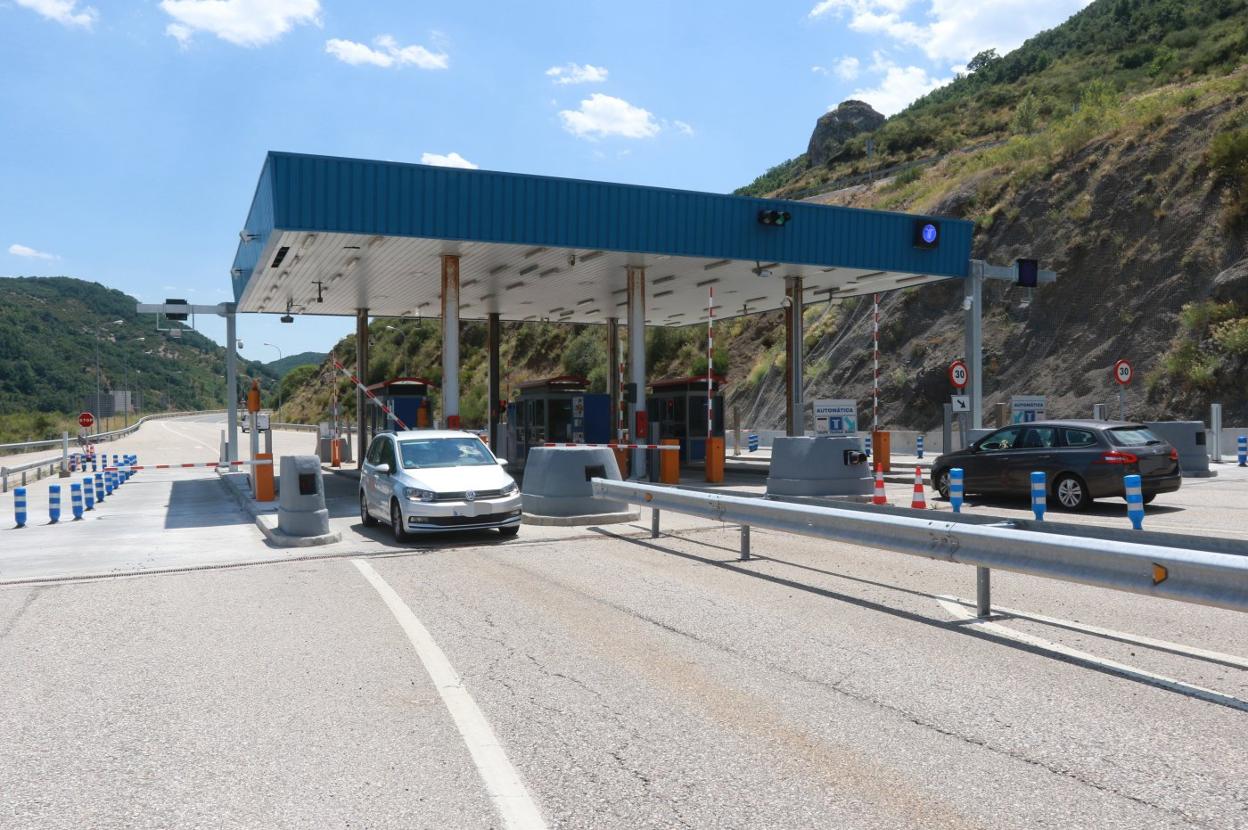 Dos turismos pasan por el peaje en Barrios de Luna (León), en la jornada de ayer. 